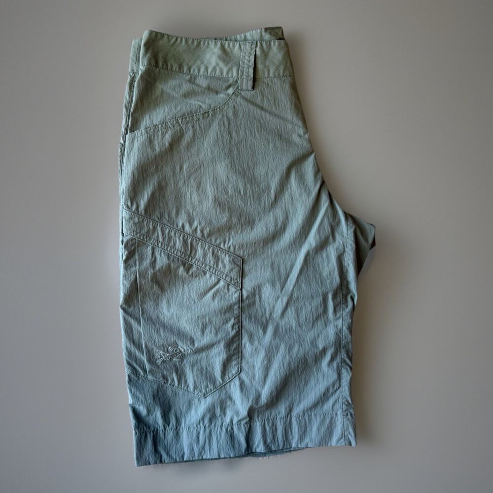 Vintage Arc'teryx Shorts 30 Khaki Cargo Utility Hiking Outerwear Colorado